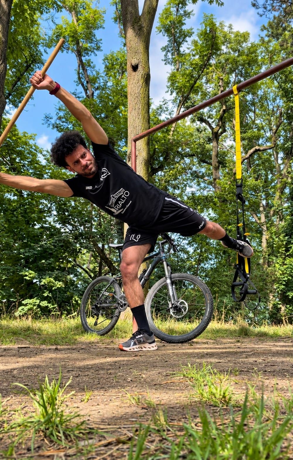 Coach Vini beim funktionellen Training im Freien