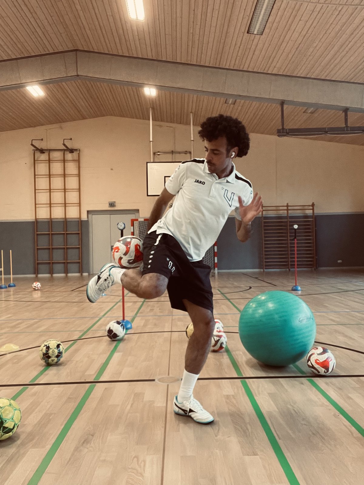 Coach Vini in Bewegung: Ballkontrolle in der Trainingshalle